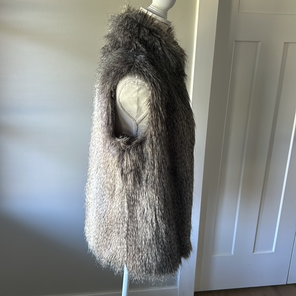 Calvin Klein gray faux fur vest- size M - Picture 2 of 6